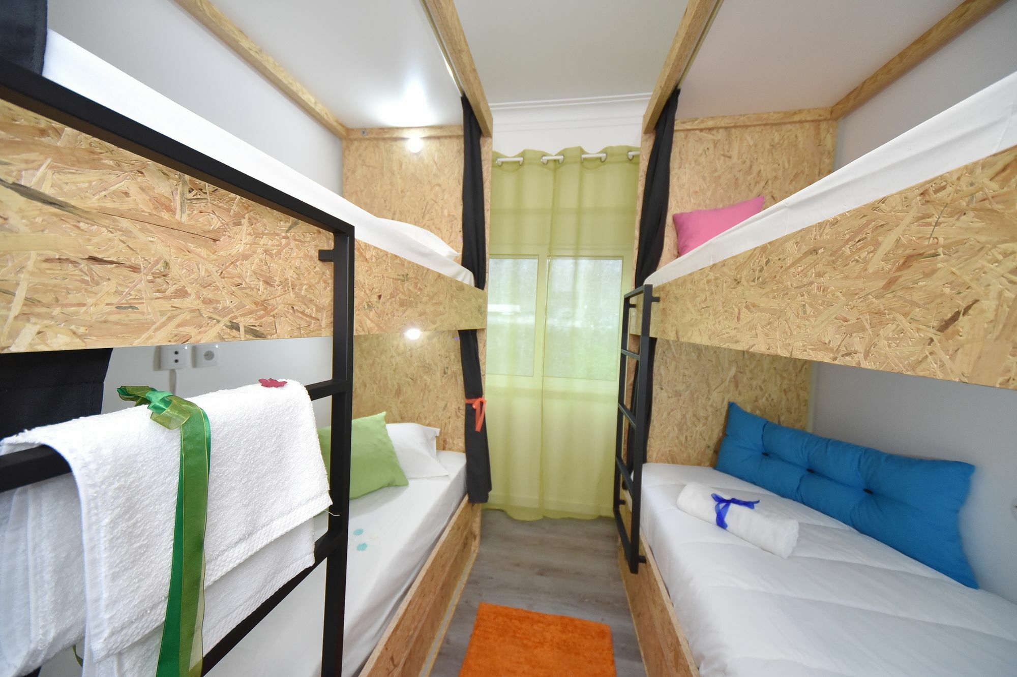 Tuk Tuk Hostel リスボン エクステリア 写真