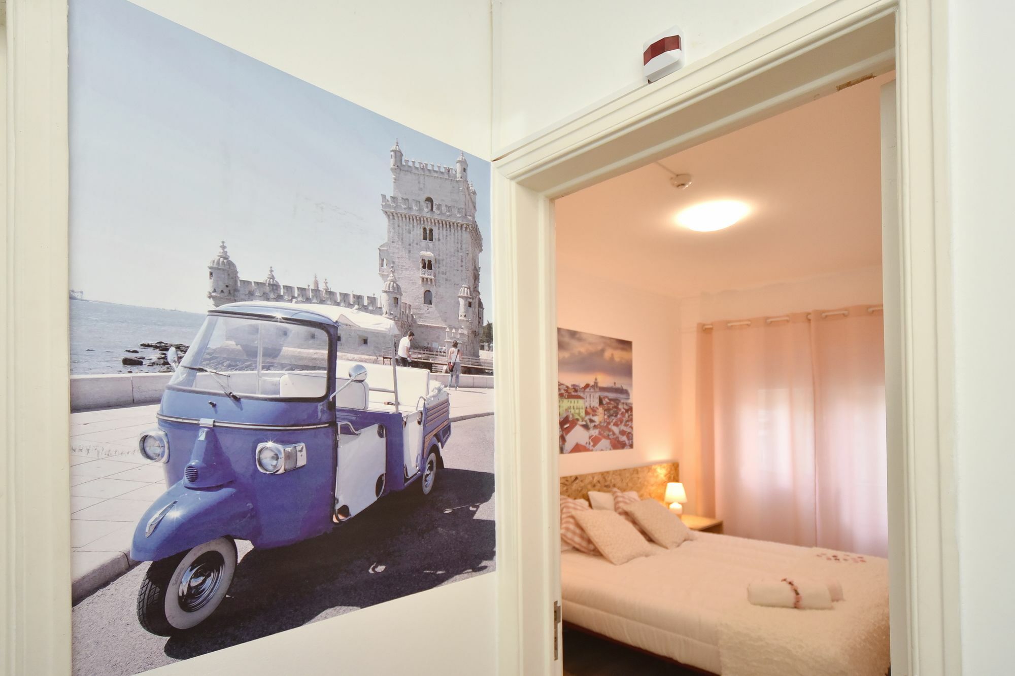 Tuk Tuk Hostel リスボン エクステリア 写真